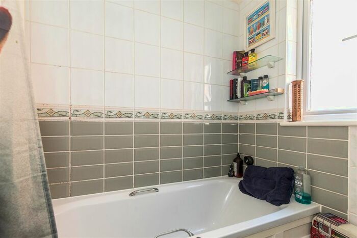 2 Bedroom Flat For Sale In Streatfield Road, Heathfield, TN21