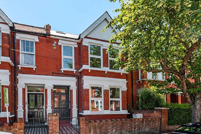 3 Bedroom Flat For Sale In Grafton Road, Acton, London, W3
