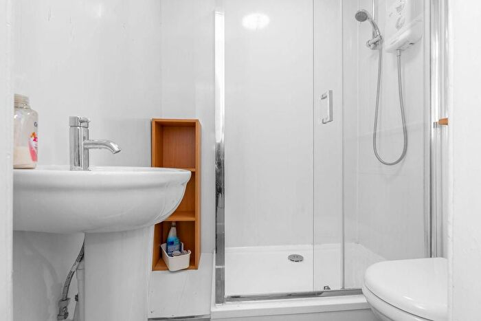 3 Bedroom Flat To Rent In Polwarth Crescent, Edinburgh, EH11