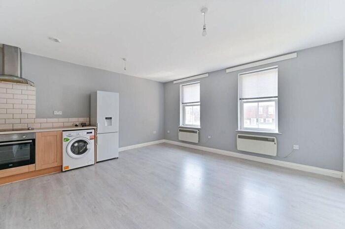 1 Bedroom Flat To Rent In Lower Road, Sutton, SM1