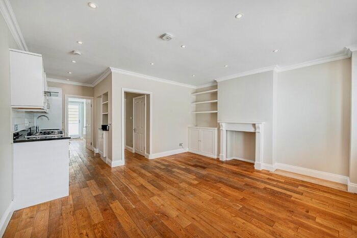 2 Bedroom Flat To Rent In Chesson Road, London, Greater London, W14