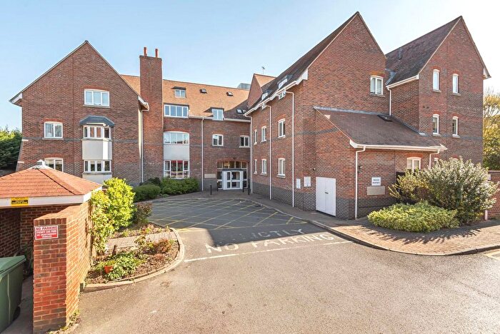 1 Bedroom Flat For Sale In Bridge Street, Walton-On-Thames, KT12