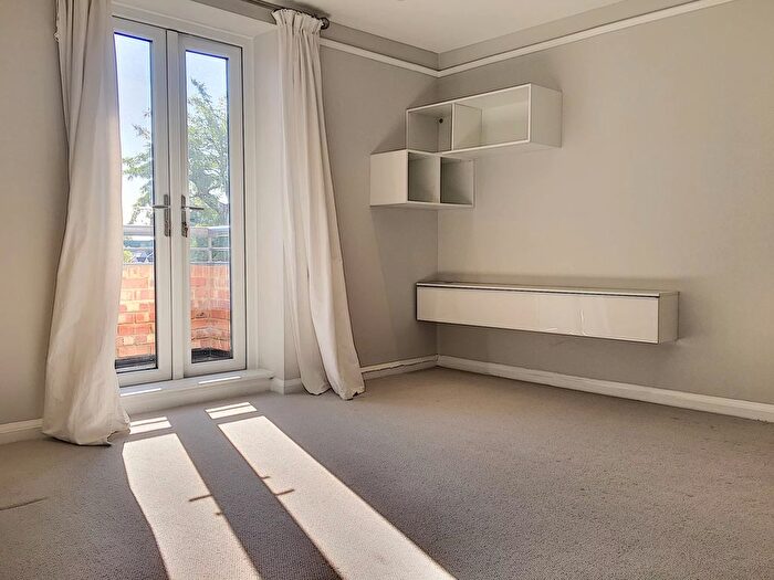 1 Bedroom Flat To Rent In Millbrooke Court, Putney, SW15