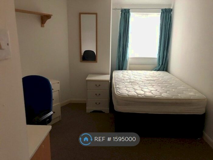 6 Bedroom Semi-Detached House To Rent In Maple Grove, Guildford, GU1