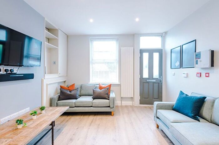5 Bedroom Terraced House To Rent In Beverly Road, Manchester, M14