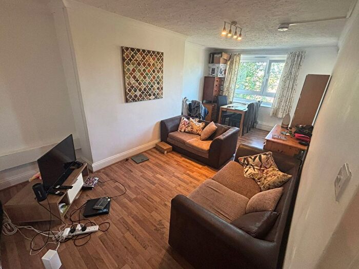 3 Bedroom Flat To Rent In Simms Road, London, SE1