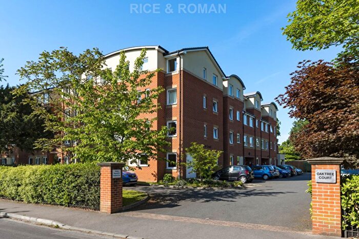2 Bedroom Flat For Sale In Oaktree Court, Addlestone, KT15