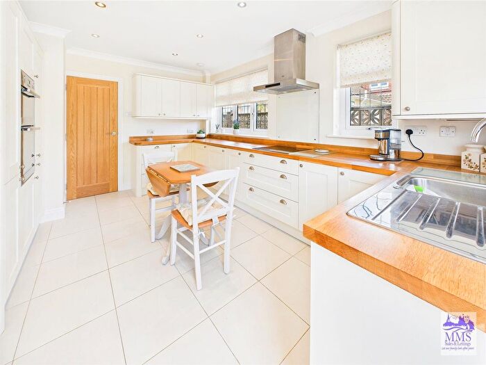 2 Bedroom Detached Bungalow For Sale In Deerhurst Close, Longfield, DA3