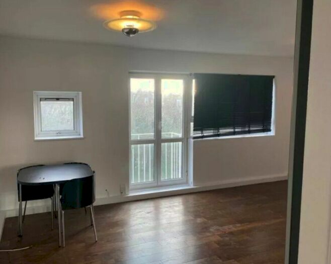 3 Bedroom Flat To Rent In Sheen Road, Richmond, TW9