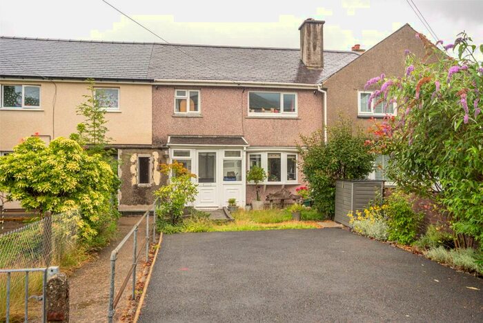3 Bedroom Terraced House For Sale In Maes Padarn, Llanberis, Caernarfon, Gwynedd, LL55
