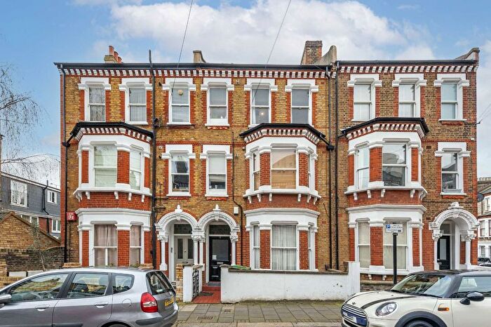 3 Bedroom Flat To Rent In Kenwyn Road, Clapham, SW4