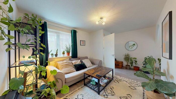 3 Bedroom Flat To Rent In Victoria Way, SE7