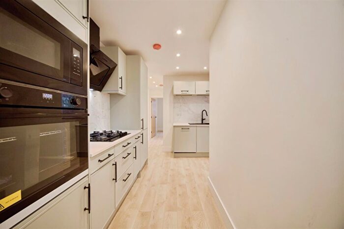 2 Bedroom Flat For Sale In Hollywood Road, London, E4