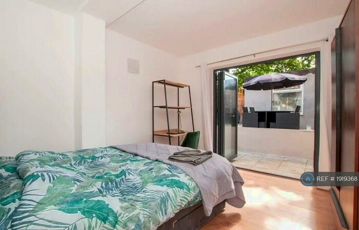 2 Bedroom Flat To Rent In Basement, London, SE22