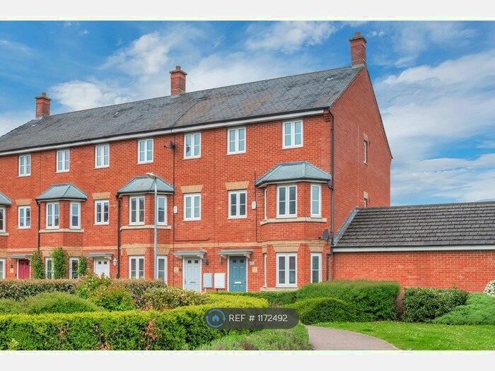 4 Bedroom End Of Terrace House To Rent In Kent Walk, Northampton, NN5