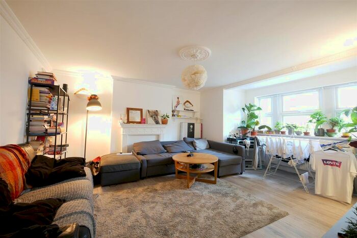 3 Bedroom Flat To Rent In Queens Drive, London, N4