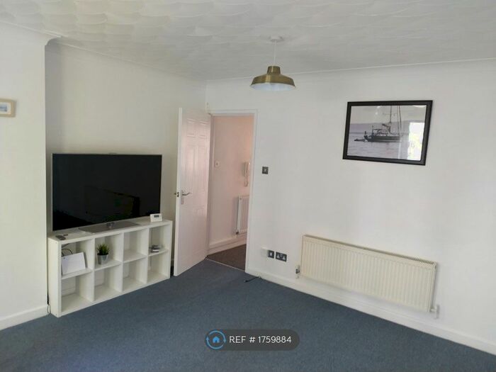 2 Bedroom Flat To Rent In Labrador Quay, Salford, M50
