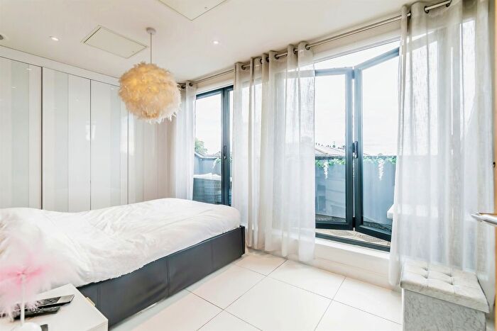 2 Bedroom Flat For Sale In Cantelupe Road, East Grinstead, RH19
