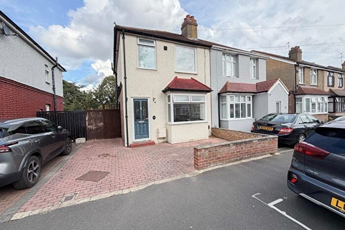 3 Bedroom Semi-Detached House For Sale In Shaftesbury Avenue, Feltham, Middlesex, TW14