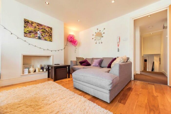 2 Bedroom Flat To Rent In Hambalt Road, London, SW4