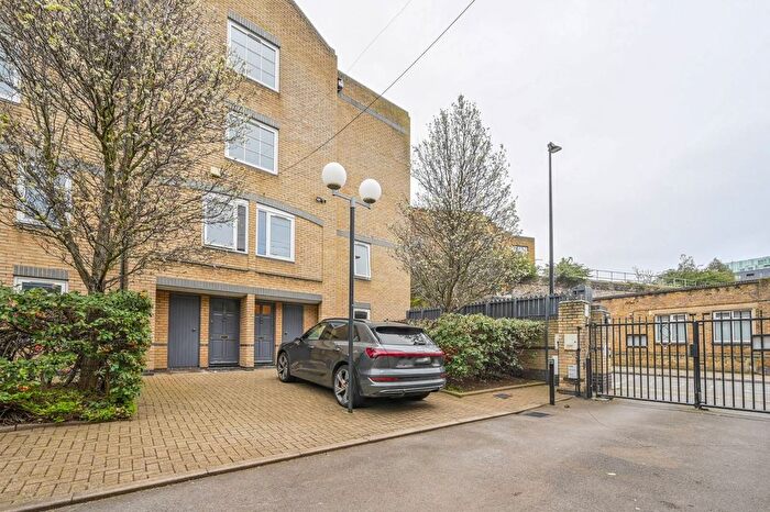 2 Bedroom Flat To Rent In Conant Mews, Aldgate, London, E1