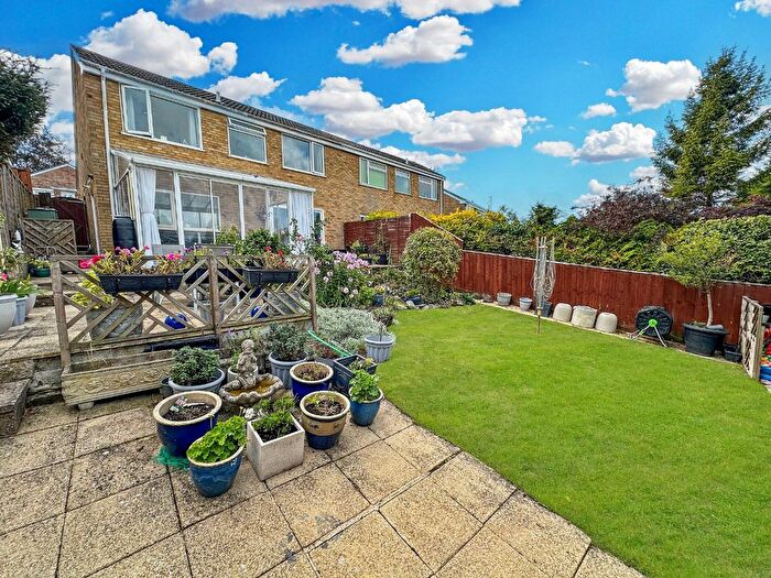 3 Bedroom Semi-detached House For Sale In Staveley Road, Dunstable, LU6
