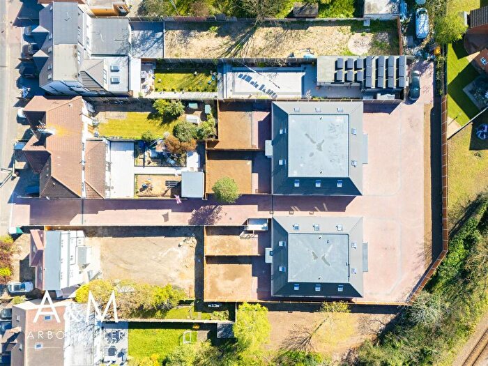 4 Bedroom Chalet For Sale In Annas Gardens, Romford, RM2