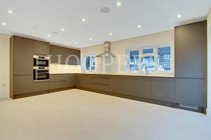 4 Bedroom Detached House To Rent In Brook Road, Neasden, London, NW2
