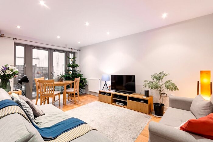 1 Bedroom Flat To Rent In Lord Raglan Court, De Beauvoir Town, London, N1