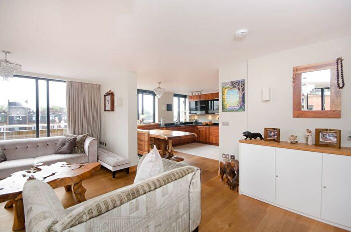 3 Bedroom Flat To Rent In Chesterton Square, South Kensington, London, W8