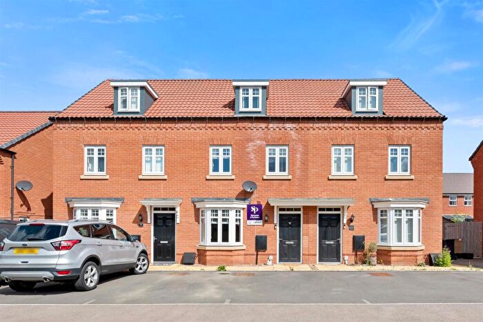 3 Bedroom Town House For Sale In Kingfisher Road, Thrapston, NN14