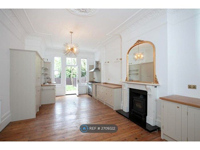 2 Bedroom Flat To Rent In Grove Park, London, SE5