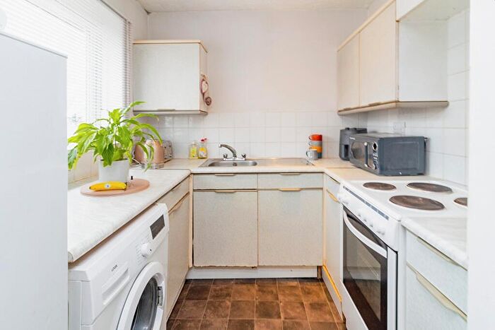 1 Bedroom Flat For Sale In Lynmouth Crescent, Furzton, Milton Keynes, Buckinghamshire, MK4
