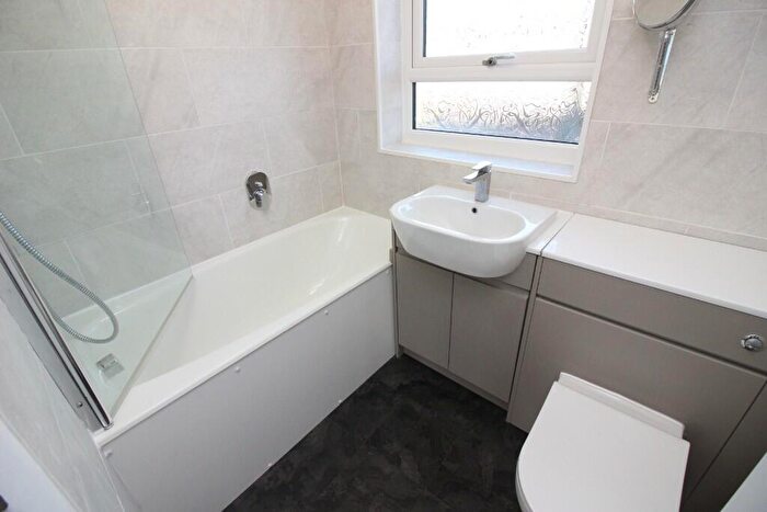 3 Bedroom End Of Terrace House For Sale In Kingshill Avenue, Worcester Park, Surrey, KT4