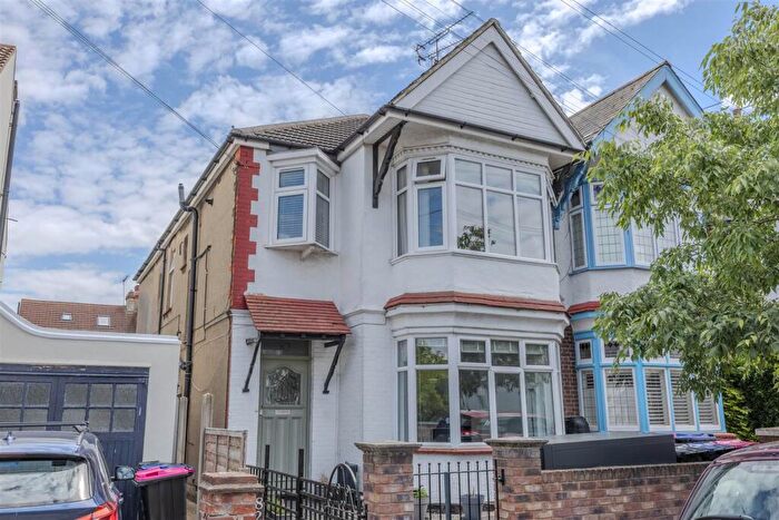 2 Bedroom Flat To Rent In Lord Roberts Avenue, Leigh-On-Sea, SS9