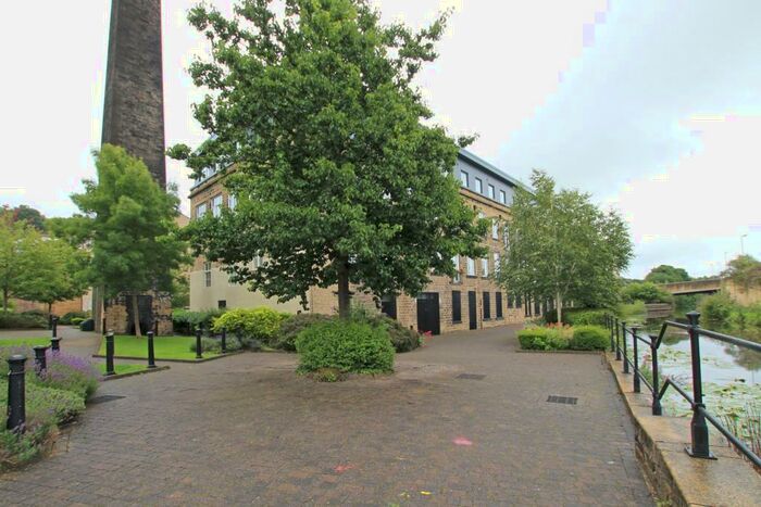 2 Bedroom Flat To Rent In Towpath Court, Bingley, Bradford, BD16