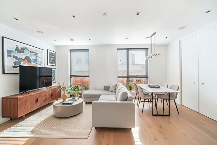 2 Bedroom Penthouse To Rent In Baldwins Gardens, Farringdon, London, EC1N