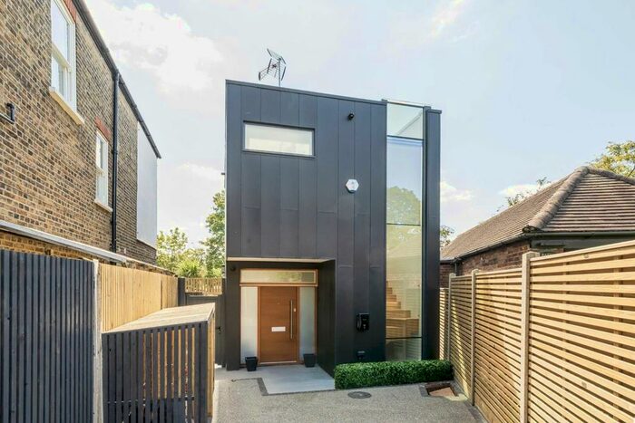 3 Bedroom Detached House To Rent In Amherst Road, London, W13