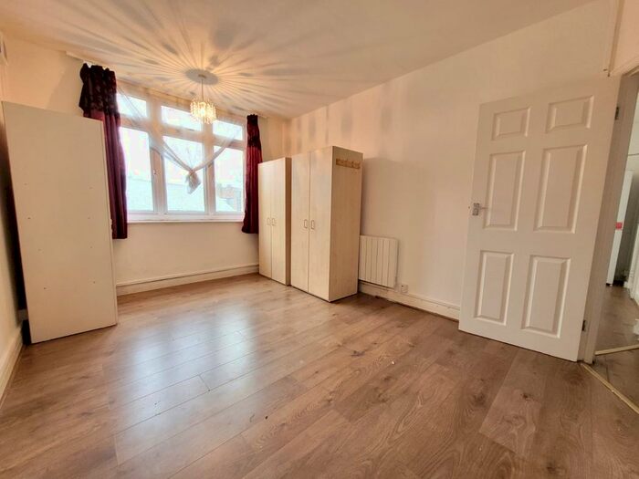 2 Bedroom Flat To Rent In Angel Close, Edmonton, N18