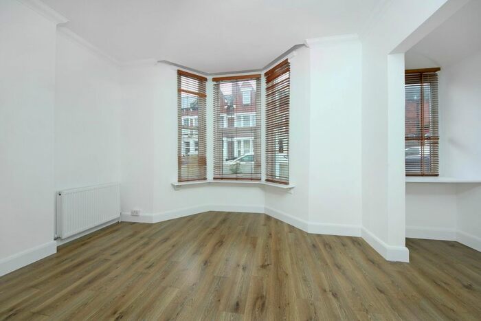 2 Bedroom Flat To Rent In Essex Road, London, W3
