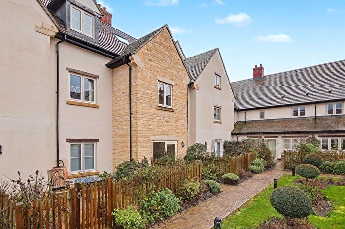 2 Bedroom Apartment For Sale In Barnard Mews, Burford, Oxfordshire, OX18
