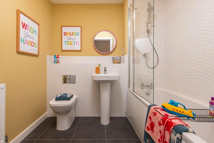 3 Bedroom Town House For Sale In Dee Road, Tilehurst, Reading, RG30