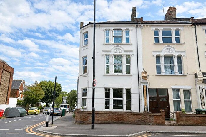 3 Bedroom Flat To Rent In Wightman Road, London, N4