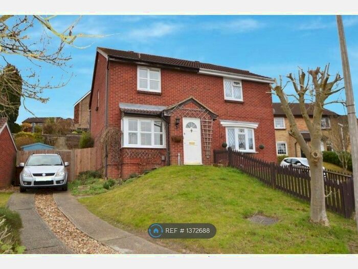 3 Bedroom Semi-Detached House To Rent In Romney Road, Chatham, ME5