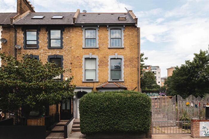 3 Bedroom Flat For Sale In Graham Road, Hackney, London, E8