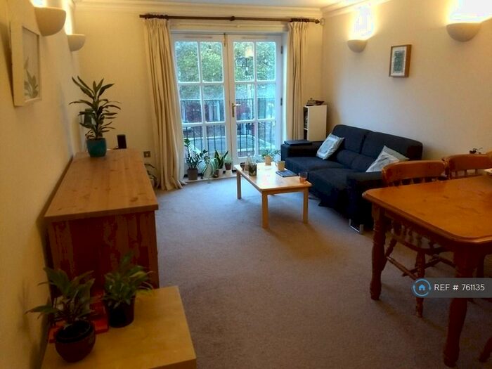 2 Bedroom Flat To Rent In Gloucester Court, London, SE22