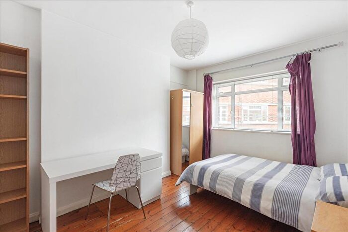 3 Bedroom Flat To Rent In West Kensington Court, London, W14