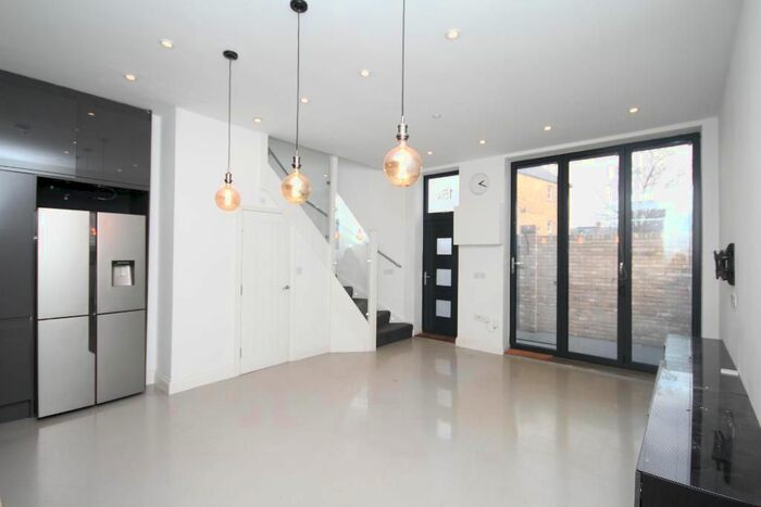 2 Bedroom Mews House To Rent In St Marks Rise, Dalston, London, E8