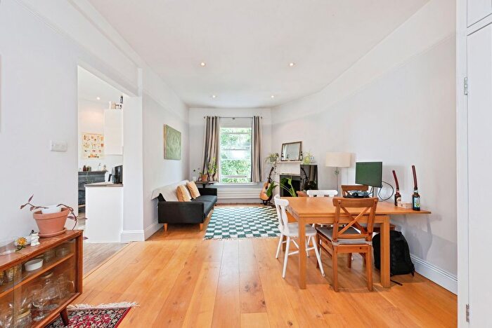3 Bedroom Flat To Rent In Sheengate Mansions, Upper Richmond Road West, London, SW14