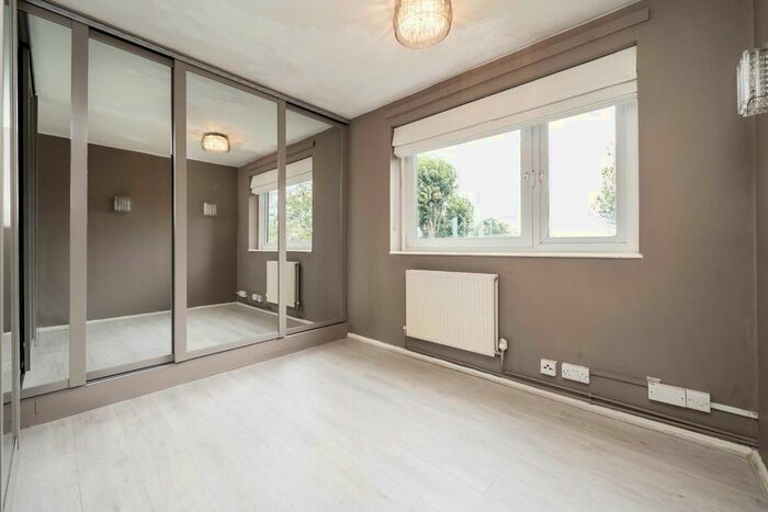 2 Bedroom Flat To Rent In Goldhawk Road, London, W12